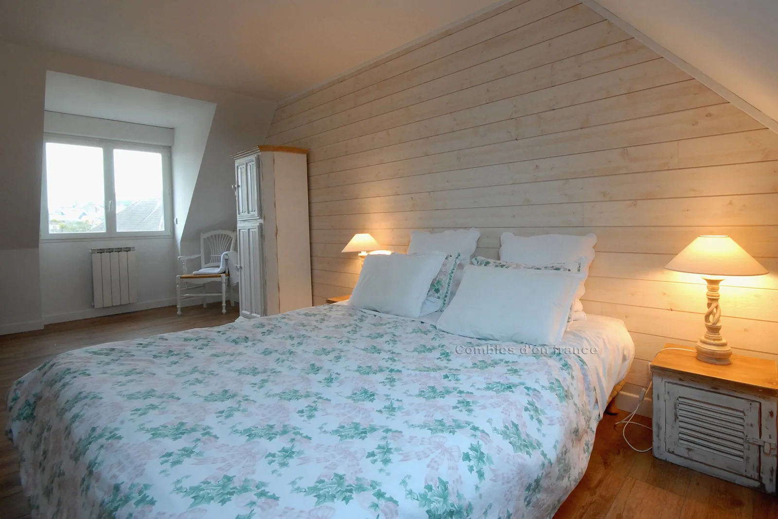 Chambre lumineuse aménagée sous combles dans l'Aube