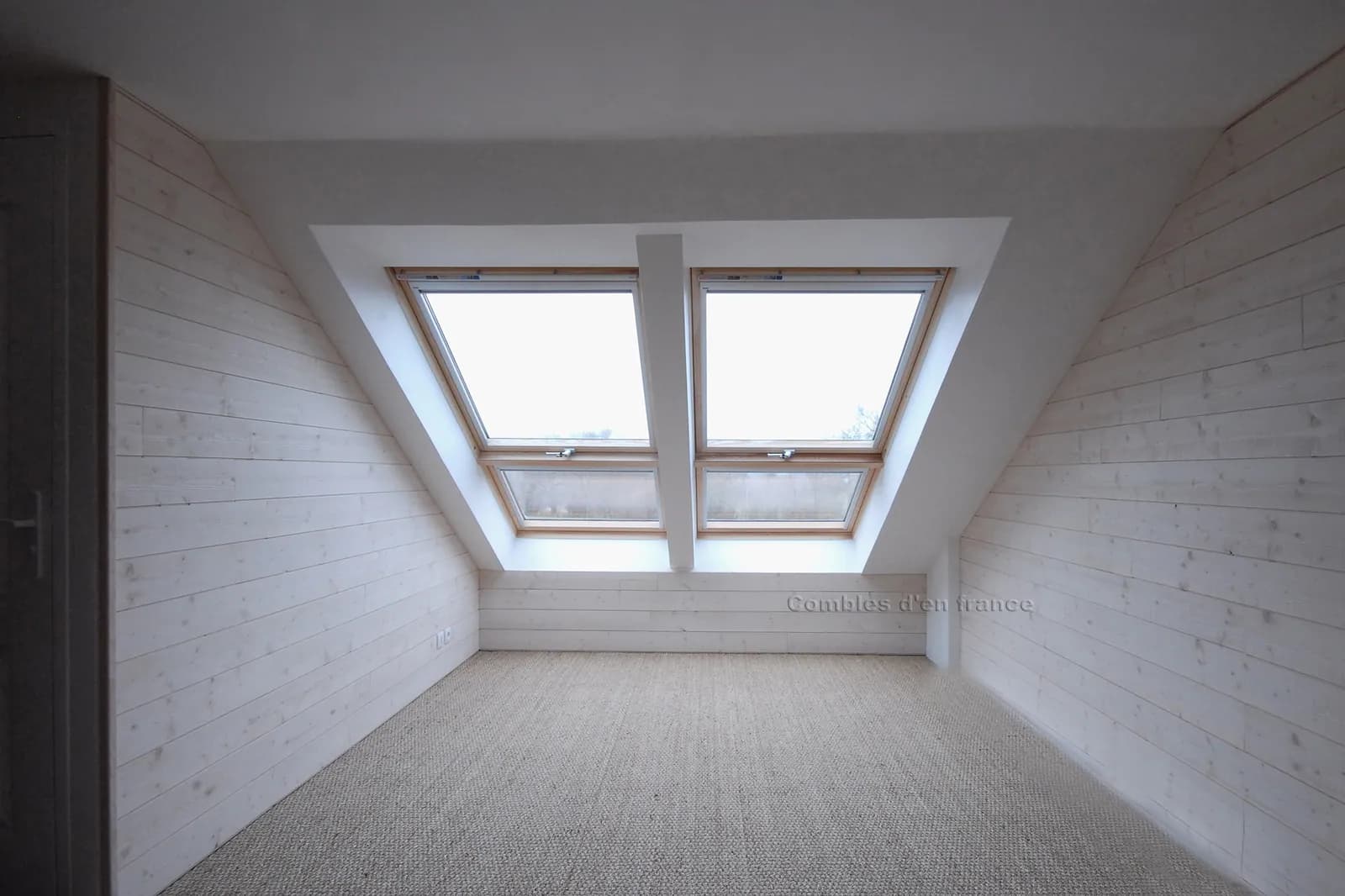 Chambre aménagée sous combles avec velux à Troyes
